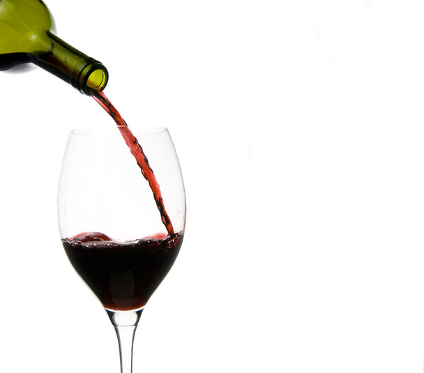 прозрачный бокал красного вина на белом фоне - Фото, изображение