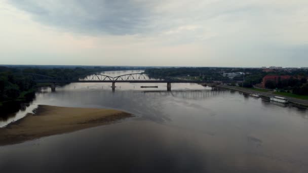 Légi felvétel a Vistula folyón a Jozef Pilsudski híddal kora reggel Torunban, Lengyelországban. - Felvétel, videó