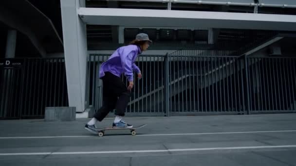 Junger Skater fährt draußen. Hipster genießen extreme Fahrt im Freien. - Filmmaterial, Video