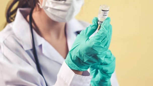 Geschickter Arzt bereitet Impfstoff gekonnt vor der Injektion vor - Foto, Bild