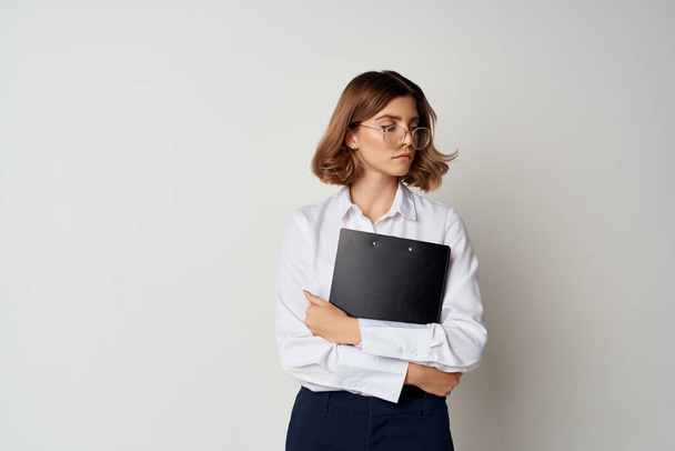 iloinen nainen johtaja valkoinen paita asiakirjat toimivat ammattimaisesti - Valokuva, kuva