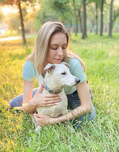 Kobieta bawiąca się psią rasą Jack Russell Terrier  - Zdjęcie, obraz