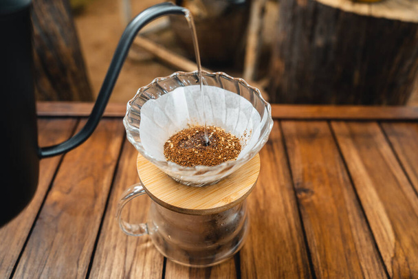 Damlayan kahve ve yavaş kahve, sıcak su damlası.  - Fotoğraf, Görsel