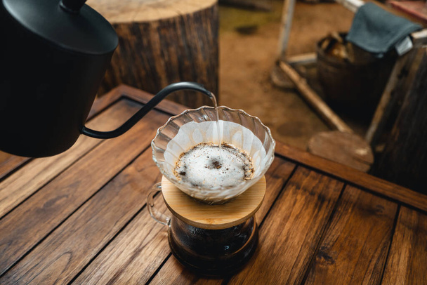 kahvin tippuminen ja hidas kahvi kotona, kuuman veden tippuminen kahviin  - Valokuva, kuva