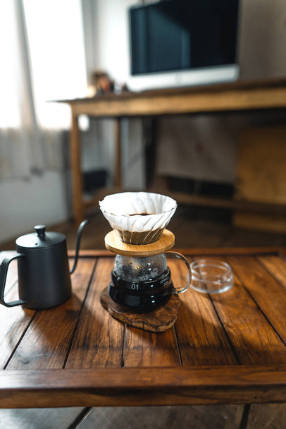 Tropfen Kaffee und langsamen Kaffee zu Hause, heißes Wasser Tropfen in Kaffee  - Foto, Bild