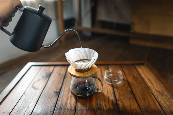 Goteo de café y café lento en casa, gota de agua caliente en el café  - Foto, Imagen