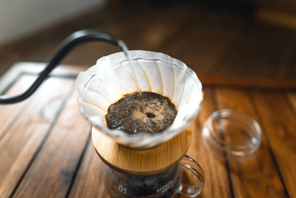 druipende koffie en langzame koffie thuis, warm water druppel in koffie  - Foto, afbeelding
