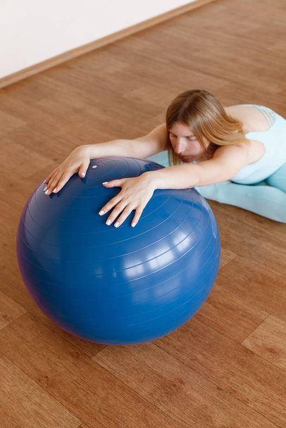 femme enceinte s'entraîne avec ballon de fitness close-up - Photo, image