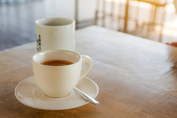 Ensemble de freins à café, tasses de café expresso avec cuillères sur la table - Photo, image