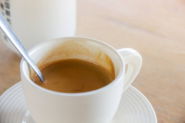 Kávová brzdová souprava, šálky kávového espressa s lžícemi na stole - Fotografie, Obrázek