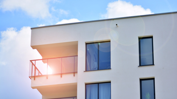Nuovo condominio con balconi in vetro. Case di architettura moderna in riva al mare. Grandi vetrate sulla facciata dell'edificio. - Foto, immagini