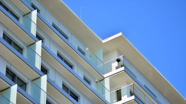 Nouvel immeuble avec balcon en verre. Maisons d'architecture moderne au bord de la mer. Grand vitrage sur la façade du bâtiment. - Photo, image