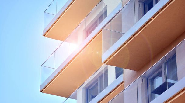 Nový bytový dům se skleněnými balkony. Moderní architektonické domy u moře. Velké zasklení na fasádě budovy. - Fotografie, Obrázek