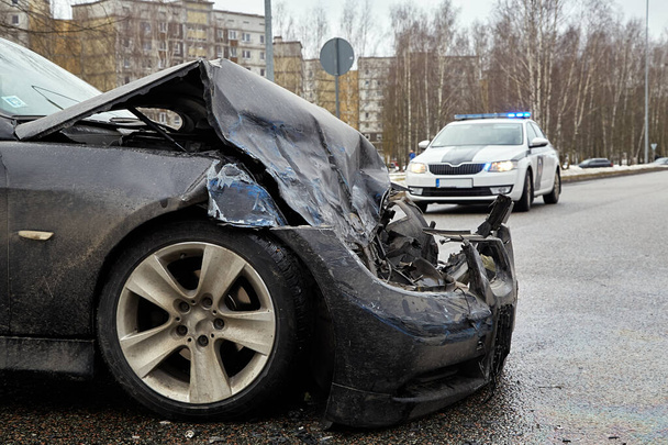 26. února 2021, Riga, Lotyšsko, poškozené automobily na místě nehody kvůli používání mobilního telefonu při řízení - Fotografie, Obrázek