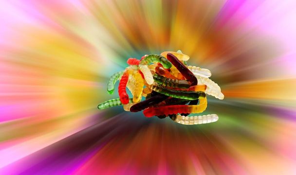 Куча конфет с желе на радужном фоне - Фото, изображение