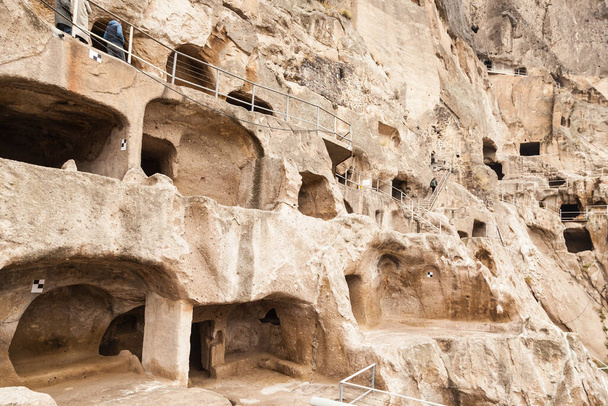 Close-up view of Vardzia caves. Vardzia is a cave monastery site in southern Georgia, excavated from the slopes of the Erusheti Mountain on the left bank of the Kura River. - Foto, Imagem
