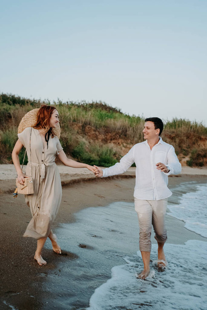 Iloisen nuoren eurooppalaisen parin muotokuva kävelee pitkin rantaa. Onnellinen elämäntapa - Valokuva, kuva