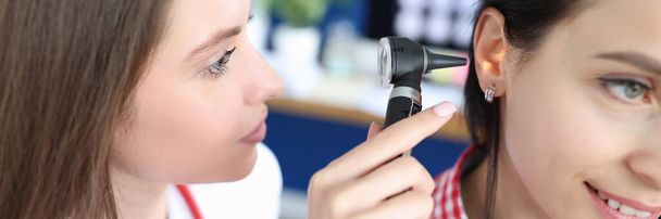 Otorrinolaringologista examina orelha do paciente com otoscópio close-up - Foto, Imagem