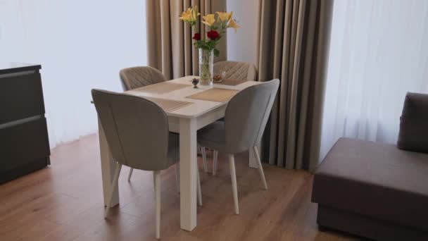 Modern luxus konyha étkező asztallal - Felvétel, videó