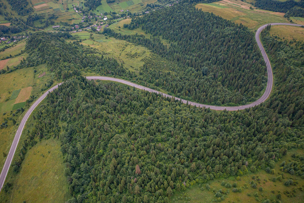 İHA 'dan dağ yoluna hava görüntüsü - Fotoğraf, Görsel