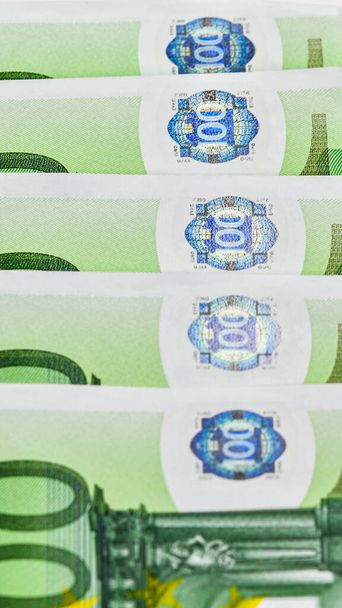 szczegóły dotyczące banknotu euro 100 należącego do wspólnoty europejskiej - Zdjęcie, obraz