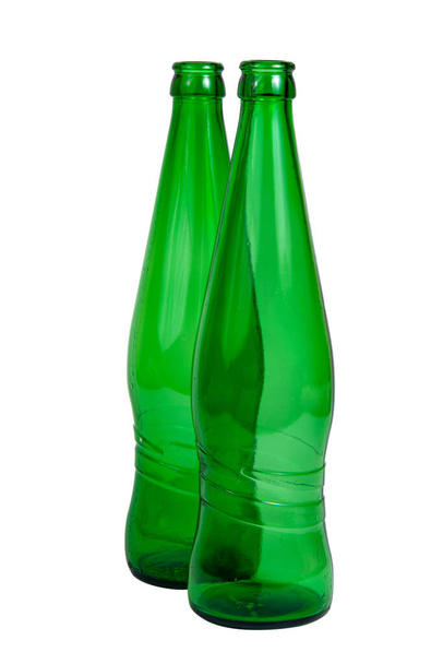 白い背景に隔離されたビールやレモネードの空の緑のガラス瓶 - 写真・画像