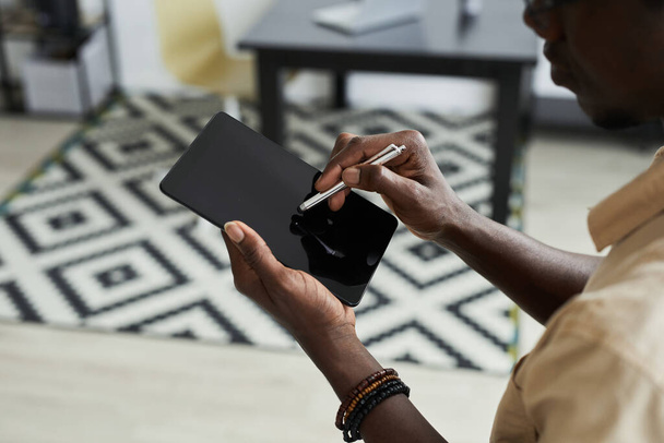 Homem digitando em tablet digital - Foto, Imagem