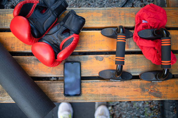 Boxerské rukavice a sportovní vybavení na lavičce, nikdo - Fotografie, Obrázek