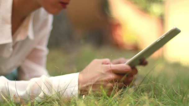 Chica con Tablet en el Parque 02
 - Metraje, vídeo
