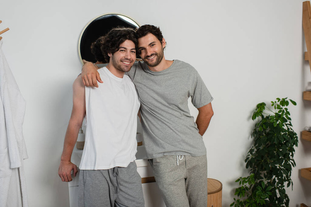 allegro giovani gay coppia abbracci in bagno - Foto, immagini
