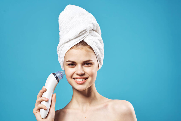 wesoła kobieta z ręcznikiem na głowie usuwanie zaskórników pielęgnacji skóry - Zdjęcie, obraz