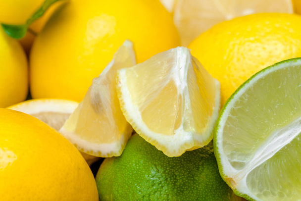 lemons and limes on a wooden background. - Foto, Imagem