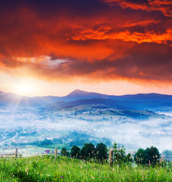 Фантастичний ранковий гірський пейзаж
 - Фото, зображення