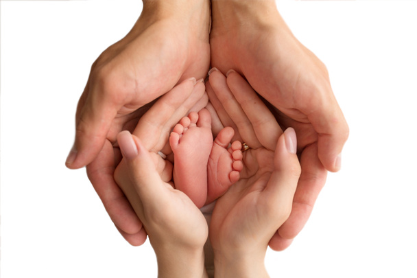 Rodzic trzymający stopy noworodka, zbliżenie - Zdjęcie, obraz