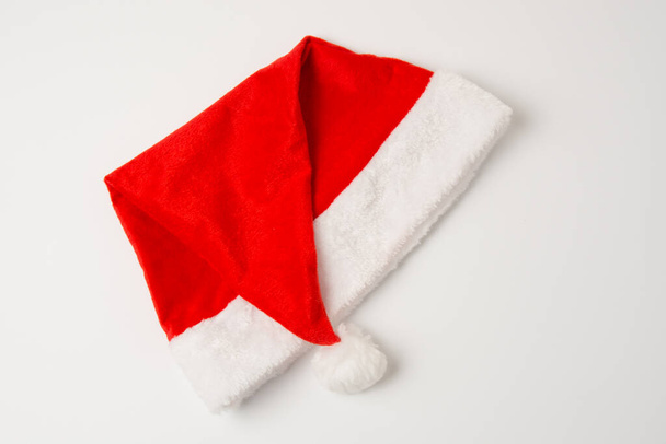 Santa hoed op witte achtergrond, isoleren close-up met kopieerruimte. - Foto, afbeelding