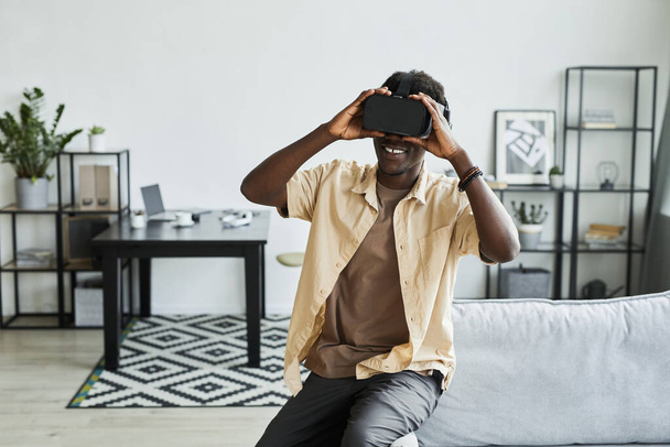 Człowiek w okularach VR dobrze się bawi - Zdjęcie, obraz