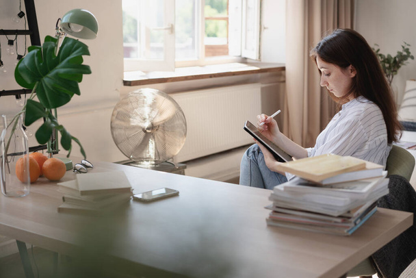 Jeune belle étudiante avec tablette numérique étudiant le travail à la maison au bureau - Photo, image