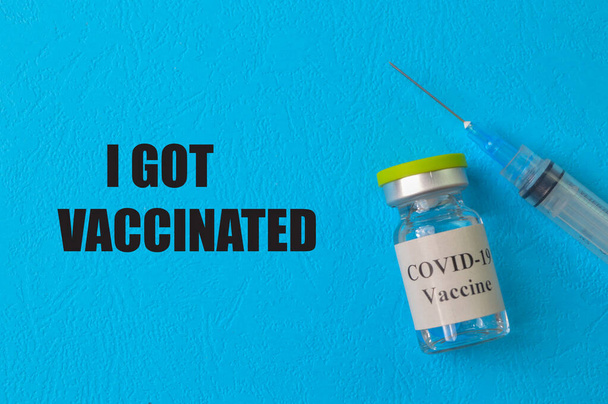 Inyección de jeringa y vacunación con Covid-19 frasco con texto I GOT VACCINATED - Foto, imagen