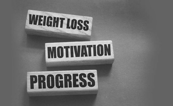 Motivación de pérdida de peso palabras de progreso en bloques de madera con copyspace. Plan de dieta exitosa concepto de pérdida de peso de alimentos saludables - Foto, imagen