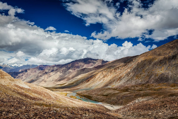 Kardung La Geçidi yakınlarındaki Himalayalar 'ın manzarası. Ladakh, Hindistan - Fotoğraf, Görsel