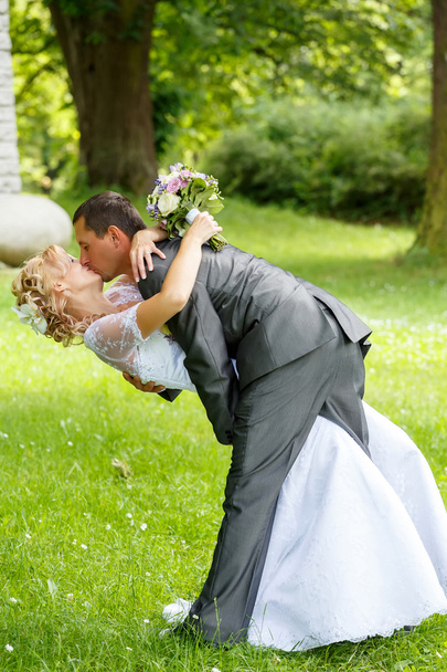 красива молода весільна пара цілується
 - Фото, зображення