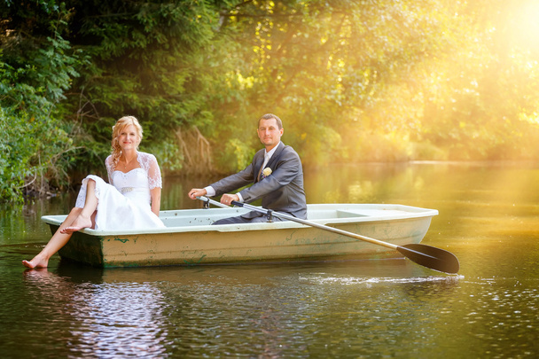 just married junge Braut und Bräutigam auf Boot - Φωτογραφία, εικόνα