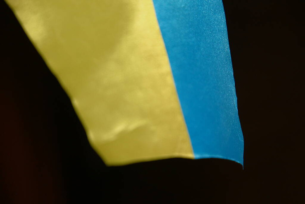 Die gelb-blaue Flagge der Ukraine flattert im Wind - Foto, Bild