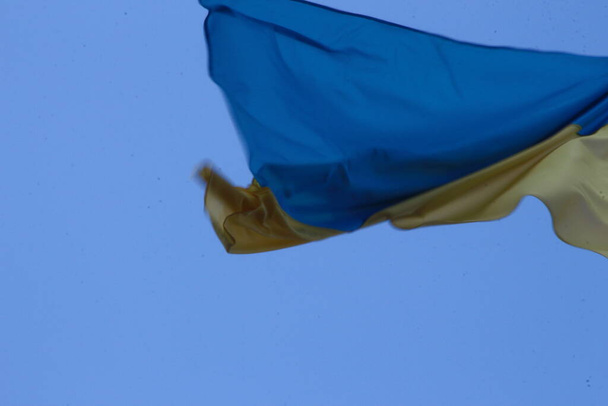 Žlutá a modrá vlajka Ukrajiny vlaje ve větru - Fotografie, Obrázek