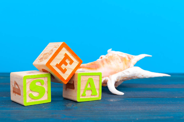 cube wooden block with alphabet building the word sea - 写真・画像