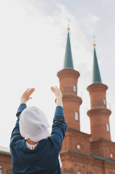 Mulher muçulmana oração usar hijab jejum rezar para allah no fundo mesquita - Foto, Imagem