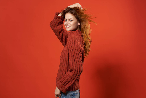 червоноволоса жінка в студії моди червоного светру позує
 - Фото, зображення
