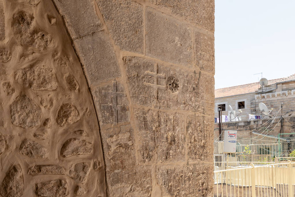 Narożnik kamiennego muru w rzeźbionych krzyżach w klasztorze św. Mikołaja w chrześcijańskich dzielnicach w starym mieście Jerozolima, Izrael - Zdjęcie, obraz