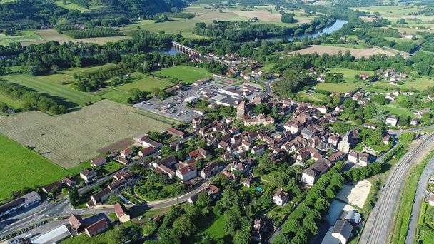 Village de Siorac-en-Périgord en France vue du ciel - Photo, image