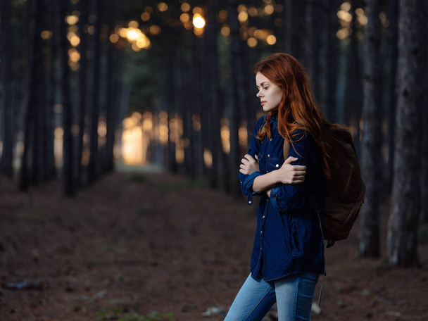 vrouw wandelaar rugzak reizen in het bos vrijheid - Foto, afbeelding